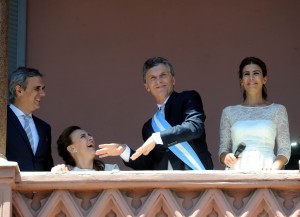 En el balcón en el que Perón y Alfonsín le hablaron a multitudes, Macri bailó torpemente y retomó la mística payasa que logró arrebatarle al De Narváez de "alika alikate". (Télam)