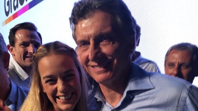 Macri junto a Lilian Tintori, esposa del golpista venezolano detenido, Leopoldo López (Foto Twitter).