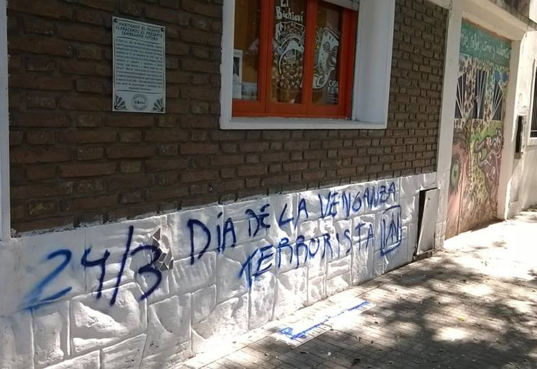Pintadas sobre la casa de memoria El Bichicui en La Plata