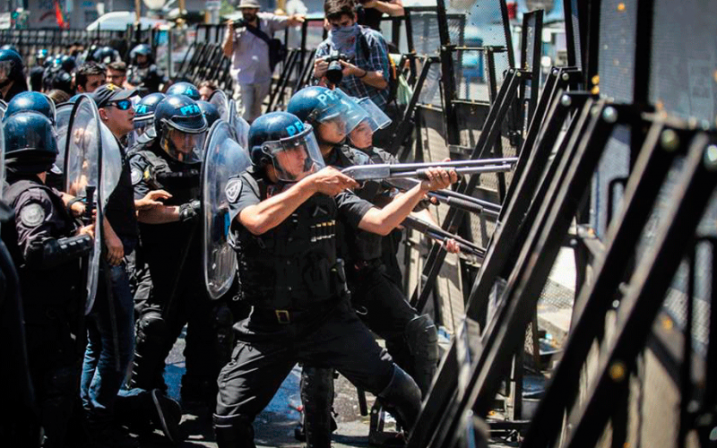 Brutal represión y cacería policial para sancionar el saqueo ...