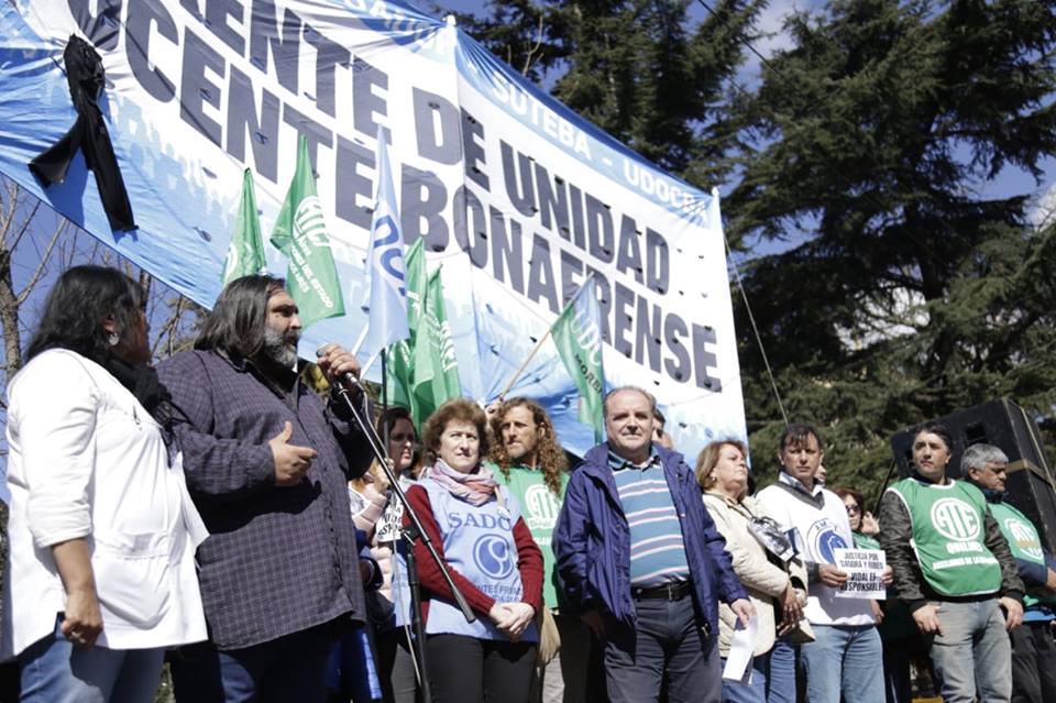 Docentes marcharon por la grave situación de las escuelas - Diario Contexto
