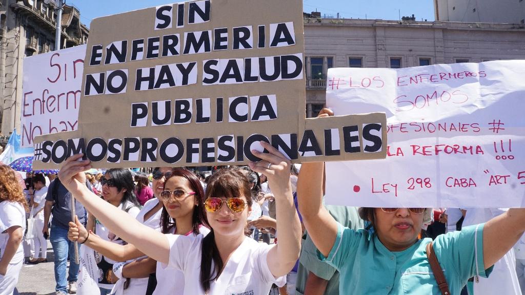 Los enfermeros se movilizaron contra la ley oficialista que los excluye del  sector de la salud - Diario Contexto