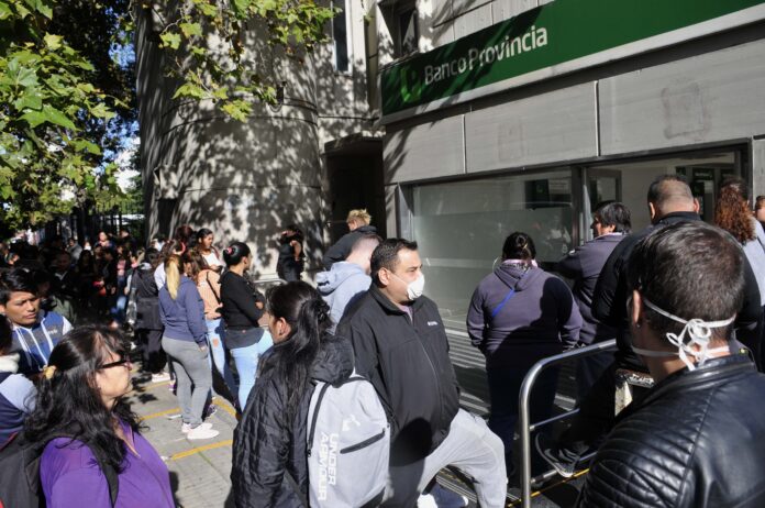 Largas colas en los bancos