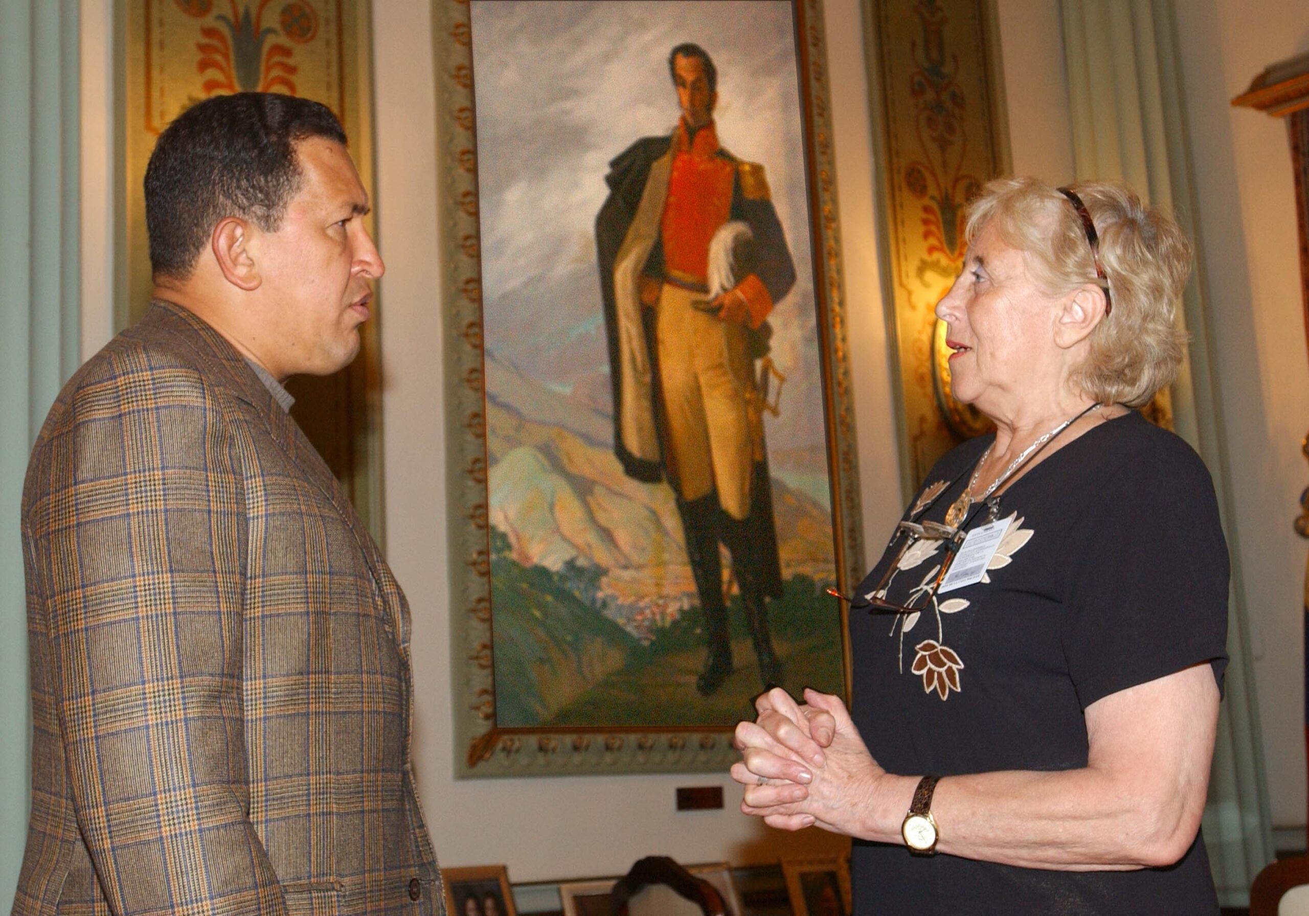 President Hugo Chávez (left) and journalist Stella Calloni (right) at Miraflores Palace. Photo: Stella Calloni