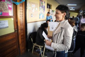 Así se expresó la candidata a la Tercera Sección Electoral, antes de emitir su voto. La intendenta de Quilmes informó que esperará los resultados electorales en la casa de la ex presidenta Cristina Fernández de Kirchner.